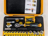 une trousse à outils dans un coffret jaune posée sur une surface blanche