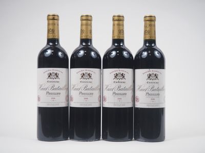 trois bouteilles de vin rouge posées l'une à côté de l'autre sur une surface blanche