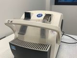 une machine posée sur un comptoir dans une pièce