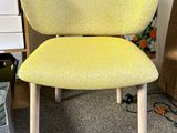une chaise jaune qui se trouve dans un coin de la pièce
