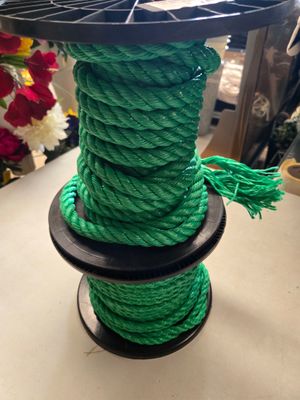 un gros plan sur une bobine de corde verte posée sur une table