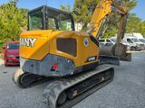 une pelleteuse jaune garée sur un parking