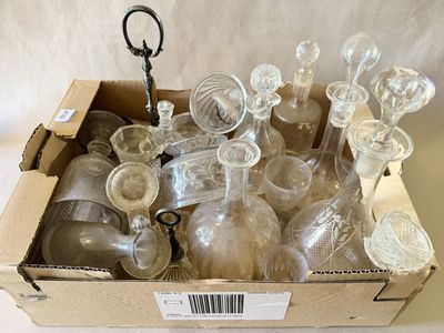 une boîte remplie de verres vides posée sur une table