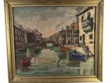 une peinture à l'huile représentant un canal avec des bateaux et des bâtiments en arrière-plan