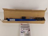 une image représentant une boîte contenant un stylo bleu et un paquet de vis