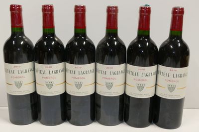 six bouteilles de vin rouge alignées sur une table