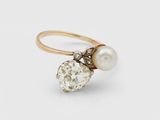 une bague ancienne sertie de diamants et de perles