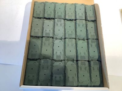 une boîte remplie d'argent posée sur une table