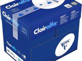 Lingettes nettoyantes Clarikraa dans une boîte bleue sur fond blanc
