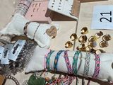 une table sur laquelle sont posés de nombreux bijoux