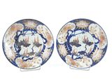 deux assiettes bleues et blanches ornées de motifs représentant des oiseaux et des fleurs