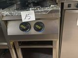un grand saladier posé sur une cuisinière dans une cuisine