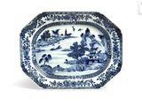 une assiette bleue et blanche avec un paysage dessus