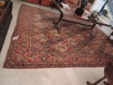 un tapis sur le sol d'un salon