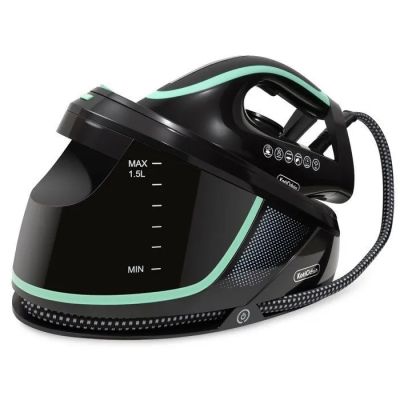 une image représentant un fer à repasser à vapeur noir et vert sur fond blanc