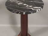 table d'appoint avec plateau en marbre noir et blanc et piètement en bois