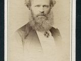 une vieille photo d'un homme barbu en costume et nœud papillon