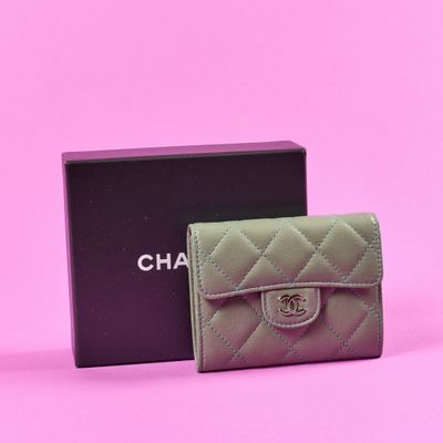 Portefeuille Chanel en cuir matelassé vert avec chaîne