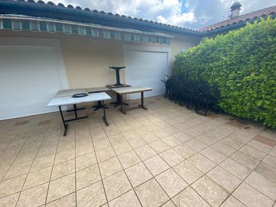 Un mobilier de terrasse dépareillé comprenant 15 tables et d…
