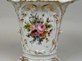 un vase blanc orné d'un motif floral
