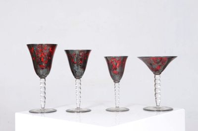 Partie de service de verres en cristal teinté rouge, à décor…