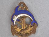 un pin's bleu et or orné d'un dauphin