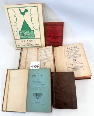 plusieurs vieux livres posés les uns sur les autres sur une surface blanche