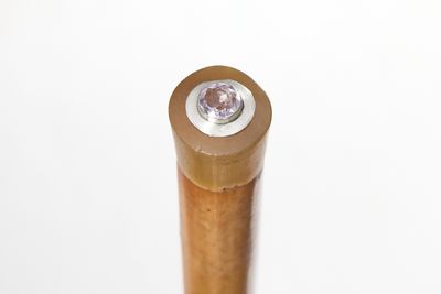 un bâton en bois surmonté d'un diamant