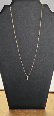 gros plan d'un mannequin portant un collier