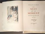 un livre ouvert sur lequel figure l'image d'une femme assise sur un lit