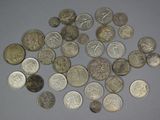 beaucoup de pièces qui sont sur la table