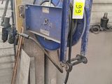 une machine bleue posée contre le mur d'un immeuble