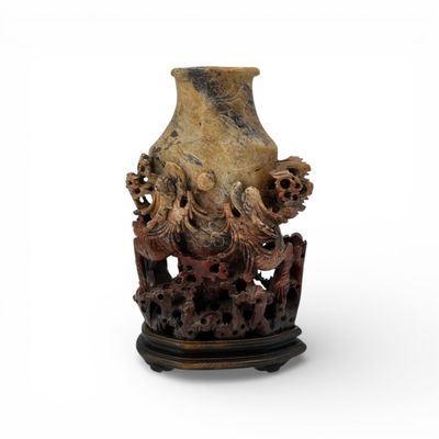 CHINE. Sculpture en pierre de lard à décor de dragons et de …