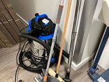 un aspirateur et un balai dans un coin de la pièce
