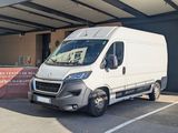 une camionnette blanche garée dans un parking