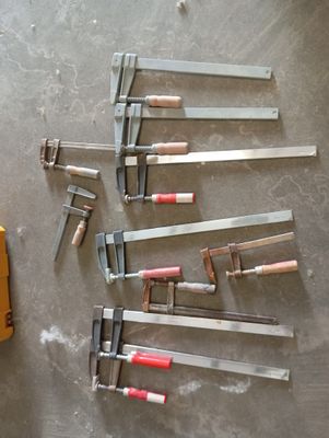 un grand nombre d'outils posés à même le sol