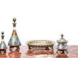 trois œuvres d'art posées sur une table sur laquelle se trouve un bol