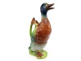 une figurine représentant un canard sur fond blanc