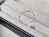 une bague qui se trouve dans une boîte sur laquelle est posée une bague