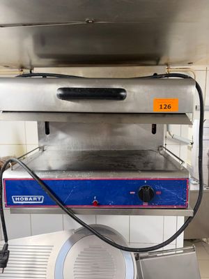 une photo d'un four à pizza électrique professionnel posé sur un plan de travail