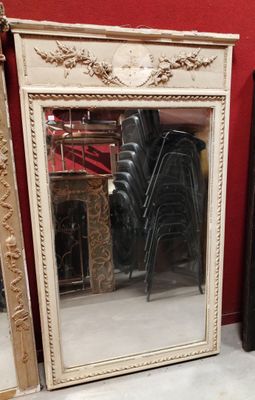 un miroir posé par terre à côté d'une pile de chaises
