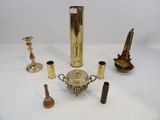 de nombreux objets en laiton posés sur une table blanche