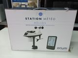 boîte contenant une station météo numérique posée sur une table