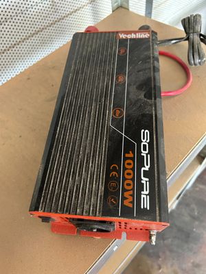 un convertisseur de courant posé sur une table