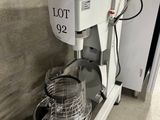une machine posée sur le sol à côté d'un mur
