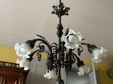 un lustre noir orné de fleurs blanches suspendu au plafond