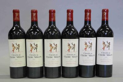 six bouteilles de vin rouge alignées sur une table