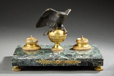 une statue représentant un aigle perché sur une table