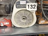beaucoup d'outils sur une étagère dans un magasin