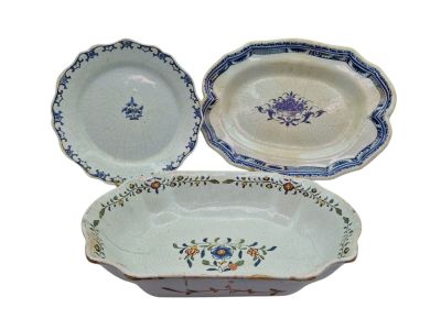trois assiettes posées côte à côte sur une surface blanche